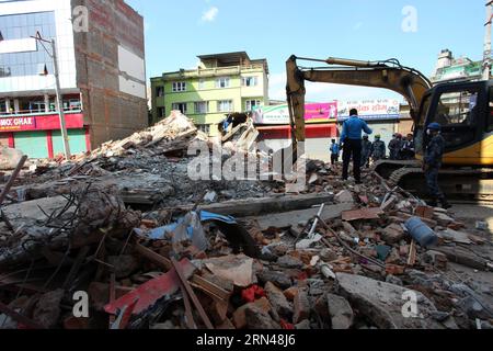 (150512) -- KATHMANDU, 12. Mai 2015 -- Retter beschäftigen sich mit den Trümmern eines beschädigten Hauses nach einem Erdbeben in Kathmandu, Nepal, 12. Mai 2015. Insgesamt 37 Menschen wurden am Dienstag, dem heftigen Beben, das Nepal erschütterte, als tot bestätigt, sagte das Innenministerium in seiner jüngsten Aktualisierung. ) (lrz) NEPAL-KATHMANDU-EARTHQUAKE SunilxSharma PUBLICATIONxNOTxINxCHN 150512 Kathmandu 12. Mai 2015 Rettungsaktion mit Trümmern eines beschädigten Hauses nach dem Erdbeben in Kathmandu Nepal 12. Mai 2015 insgesamt 37 Prominente wurden AM Dienstag als tot bestätigt Stockfoto