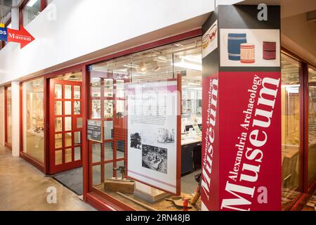 ALEXANDRIA, Virginia, USA – das Alexandria Archaeology Museum befindet sich im historischen Torpedo Factory Art Center und zeigt Artefakte und Exponate, die Alexandrias reiche Geschichte von der prähistorischen Zeit bis zur Gegenwart erkunden. Das Museum bietet Bildungsprogramme und bietet Besuchern die Möglichkeit, das archäologische Erbe der Stadt durch praktische Aktivitäten und interaktive Ausstellungen kennenzulernen. Stockfoto