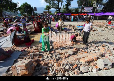 (150512) -- KATHMANDU, 12. Mai 2015 -- Menschen bereiten nach einem Erdbeben in Kathmandu, Nepal, am 12. Mai 2015 provisorische Unterkünfte vor. Insgesamt 37 Menschen wurden am Dienstag, dem heftigen Beben, das Nepal erschütterte, als tot bestätigt, sagte das Innenministerium in seiner jüngsten Aktualisierung. ) (lrz) NEPAL-KATHMANDU-EARTHQUAKE SunilxSharma PUBLICATIONxNOTxINxCHN 150512 Kathmandu 12. Mai 2015 Prominente bereiten temporäre Unterkunft nach dem Erdbeben in Kathmandu Nepal 12. Mai 2015 insgesamt 37 Prominente wurden AM Dienstag tot bestätigt Stockfoto