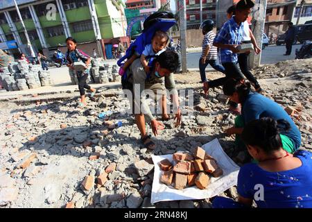 (150512) -- KATHMANDU, 12. Mai 2015 -- Menschen bereiten nach einem Erdbeben in Kathmandu, Nepal, am 12. Mai 2015 provisorische Unterkünfte vor. Insgesamt 37 Menschen wurden am Dienstag, dem heftigen Beben, das Nepal erschütterte, als tot bestätigt, sagte das Innenministerium in seiner jüngsten Aktualisierung. ) (lrz) NEPAL-KATHMANDU-EARTHQUAKE SunilxSharma PUBLICATIONxNOTxINxCHN 150512 Kathmandu 12. Mai 2015 Prominente bereiten temporäre Unterkunft nach dem Erdbeben in Kathmandu Nepal 12. Mai 2015 insgesamt 37 Prominente wurden AM Dienstag tot bestätigt Stockfoto