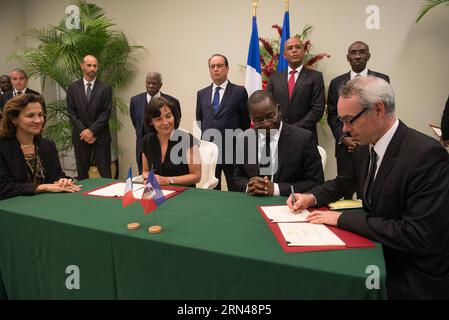 (150512) -- PORT AU PRINCE, 12. Mai 2015 -- Haitis Präsident Michel Martelly (2. R, zurück) und sein französischer Amtskollege Francois Hollande (3. R, zurück) nehmen am 12. Mai 2015 an einer Zeremonie zur Unterzeichnung von Abkommen zwischen Haiti und Frankreich im Nationalpalast in Port-au-Prince (Haiti) Teil. Der französische Präsident Francois Hollande hat am Dienstag einen offiziellen Besuch in Haiti begonnen. Luz Sosa) (da) HAITI-PORT AU PRINCE-FRANCE-POLITICS-VISIT e LuzxSosa PUBLICATIONxNOTxINxCHN 150512 Port Au Prince 12. Mai 2015 HAITI-Präsident Michel Martelly 2. R Back und sein französischer Part Francois Hollande 3. R Back besuchen eine Cere Stockfoto