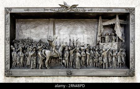 WASHINGTON, DC, Vereinigte Staaten — das Bunker Hill Speech Panel, ein bronzenes Hochrelief auf der Basis der Daniel Webster Statue, zeigt Websters Widmungsrede 1843 am Bunker Hill Monument in Boston. Auf der Tafel steht Webster auf einer mit Fahnen überzogenen Plattform mit gestreckter Hand zum Publikum. Über der Bühne stehen Websters Worte: "Unser Land, unser ganzes Land und nichts als unser Land." Stockfoto