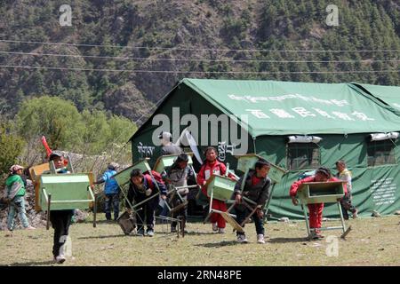 Die Schüler bringen Tische und Stühle an einen sicheren Ort in Gyirong Township, Südwestchinas Autonome Region Tibet, 12. Mai 2015. Eine Frau wurde getötet und zwei weitere Personen wurden in Tibet verletzt, nachdem Chinas Nachbarstaat Nepal am Dienstagnachmittag von einem weiteren Erdbeben erschüttert wurde. Anwohner in Gyirong wurden an sichere Orte evakuiert. ) (Zwx) CHINA-TIBET-GYIRONG-NEPAL BEBEN(CN) XiaoxFugui PUBLICATIONxNOTxINxCHN Schüler tragen Tische und Stühle an einen sicheren Ort in der Gyirong Township Südwest China S Tibet Autonomous Region Mai 12 2015 eine Frau, die GETÖTET hat und zwei andere Prominente waren in Stockfoto