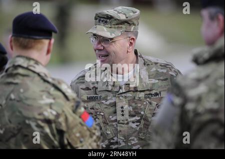 AKTUELLES ZEITGESCHEHEN Militärische Übung Sill in Estland mit knapp 13000 Soldaten (150512) -- TAPA (ESTLAND), 12. Mai 2015 -- Kommandeur der US-Armee in Europa Generalleutnant Frederick Ben Hodges inspiziert die letzte Phase der Militärübung Sill in Tapa, Estland, am 12. Mai 2015. Die neuntägige Militäroperation Sill (Estnisch für Igel), an der 13.000 Soldaten und NATO-Verbündete in Estland beteiligt waren, schloss am Dienstag ab. ESTLAND-TAPA-MILITÄR-ÜBUNGEN-SCHWELLER SergeixStepanov PUBLICATIONxNOTxINxCHN Nachrichten aktuelle Ereignisse militärische Übung Sill in Estland mit knapp 13000 Soldaten 150512 Stockfoto