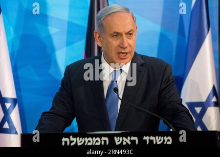 Der israelische Premierminister Benjamin Netanjahu spricht am 12. Mai 2015 im Büro des Ministerpräsidenten in Jerusalem an einer gemeinsamen Pressekonferenz mit der deutschen Verteidigungsministerin Ursula von der Leyen. Der israelische Premierminister Benjamin Netanjahu drückte in einer gemeinsamen Pressekonferenz am Dienstagnachmittag mit der deutschen Verteidigungsministerin Ursula von der Leyen seine Anerkennung für das Engagement für die Sicherheit Israels aus. JERUSALEM-ISRAEL-DEUTSCHLAND-DIPLOMATIE JINI PUBLICATIONxNOTxINxCHN der israelische Premierminister Benjamin Netanyahu spricht auf einer gemeinsamen Pressekonferenz mit den deutschen Verteidigungsministern Ursula Fro Stockfoto