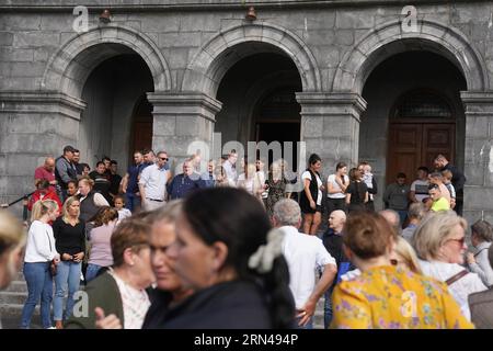 Die Menschen versammeln sich vor der St. John the Baptist Church in Cashel nach einer Mahnwache für Thomas O’Reilly (45), seine Frau Bridget O’Reilly (46) und ihren dreijährigen Enkel Tom O’Reilly, der am 29. August in Cashel bei einem Unfall mit einem einzigen Fahrzeug ums Leben kam. Bilddatum: Donnerstag, 31. August 2023. Stockfoto