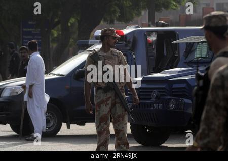 (150513) -- KARACHI, 13. Mai 2015 -- Ein pakistanischer Armeesoldat steht am 13. Mai 2015 am Angriffsort in der südpakistanischen Hafenstadt Karatschi in Wache. Pakistanischer Premierminister Nawaz Sharif stürmte am späten Mittwoch Stunden nach dem brutalen Tod von 45 Menschen aus der ismailitischen Minderheit durch Terroristen in die Hafenstadt Karachi, wie offiziell gesagt wurde. Eine Gruppe von sechs bewaffneten Männern versprühte wahllos Kugeln in einem Bus, als die Opfer am Morgen zu ihrem Gotteshaus fuhren, sagte die Polizei. PAKISTAN-KARACHI-BUS-ATTACK-TODESOPFER Masroor PUBLICATIONxNOTxINxCHN 150513 Karachi 13. Mai 2015 ein Paki Stockfoto