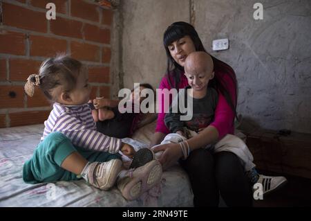 (150514) -- MORENO, 14. Mai 2015 -- Franco Villavicencio (R), vier Jahre alt, interagiert am 13. Mai 2015 mit seiner Familie in der Stadt Moreno in der argentinischen Provinz Buenos Aires. Franco leidet an Progerie (oder vorzeitigem Altern). Kinder mit dieser Krankheit sehen bei der Geburt gesund aus, aber im ersten Lebensjahr beginnen, Merkmale der Pathologie wie niedrigeres Wachstum, Haarausfall, Hautalterung usw. zu zeigen. Martin Zabala) (zjy) ARGENTINA-MORENO-HEALTH-PROGERIA e MARTINxZABALA PUBLICATIONxNOTxINxCHN 150514 Moreno 14. Mai 2015 Franco Villavicencio r Four Years Old interagieren mit seinem FAMI Stockfoto