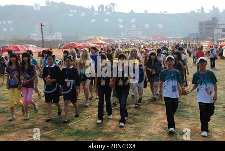 (150514) -- MOJIANG, 14. Mai 2015 -- das am 1. Mai 2009 aufgenommene Foto zeigt Zwillinge aus der ganzen Welt, die an einem internationalen Zwillingsfest im Dorf Hexi, dem Autonomen Kreis Mojiang Hani, der Provinz Yunnan im Südwesten Chinas, teilnehmen. Die Zwillingsschwestern Jin Meixian und Jin Huixian, 7 Jahre alt, leben bei ihrer Mutter Wang Fei, die ein Kühlhaus eröffnet. Ihr Vater arbeitet in einer anderen Provinz. Meixian, der ältere, liebt Musik und möchte Musiklehrer werden. Huixian tanzt gern und möchte in Peking studieren. Wir fühlen uns immer verbunden. Manchmal finden wir heraus, dass wir dasselbe Lied singen, e Stockfoto