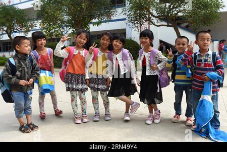 (150514) -- MOJIANG, 12. Mai 2015 -- die Zwillingsschwestern Jin Meixian (3. L) und Jin Huixian (4. L) posieren für ein Gruppenfoto mit anderen Zwillingsschülern in der Schule in Mojiang Hani Autonomous County, südwestchinesische Provinz Yunnan, 12. Mai 2015. Die Zwillingsschwestern Jin Meixian und Jin Huixian, 7 Jahre alt, leben bei ihrer Mutter Wang Fei, die ein Kühlhaus eröffnet. Ihr Vater arbeitet in einer anderen Provinz. Meixian, der ältere, liebt Musik und möchte Musiklehrer werden. Huixian tanzt gern und möchte in Peking studieren. Wir fühlen uns immer verbunden. Manchmal finden wir heraus, dass wir dasselbe singen Stockfoto