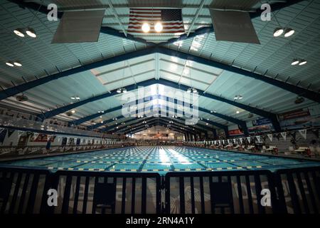 ORLANDO, Florida, USA – der Pool in Olympiagröße im Rosen Aquatic & Fitness Center in Orlando, Florida. Diese Anlage verfügt über mehrere Bahnen zum Schwimmen und Training, wobei die Startblöcke an einem Ende des Pools sichtbar sind. Stockfoto