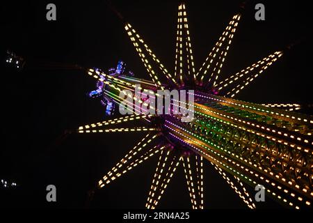 ORLANDO, Florida, USA – der Orlando StarFlyer erleuchtet den Nachthimmel im Icon Park in Orlando, Florida. Mit einer Höhe von 450 Metern ist der StarFlyer die höchste Schaukel der Welt. Die Attraktion bietet den Besuchern einen Panoramablick auf die Stadt und die Unterhaltungsviertel von Orlando. Stockfoto