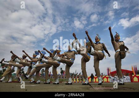 (150514) -- SRINAGAR, 14. Mai 2015 -- Rekruten der indischen Central Reserve Police Force (CRPF) marschieren während einer Perade in einem Trainingszentrum am Rande von Srinagar, der Sommerhauptstadt des von Indien kontrollierten Kaschmirs, am 14. Mai 2015. Insgesamt 341 Rekruten wurden offiziell in das CRPF aufgenommen, nachdem sie neun Monate lang ein rigoroses Training in den Bereichen körperliche Fitness, Waffenhandhabung, Kommandooperationen und Aufstandsbekämpfung absolviert hatten, sagte ein Sprecher der CRPF. ) (azp) KASCHMIR-SRINAGAR-PASS-OUT-PARADE JavedxDar PUBLICATIONxNOTxINxCHN 150514 Srinagar 14. Mai 2015 Rekruten von India S Central Stockfoto