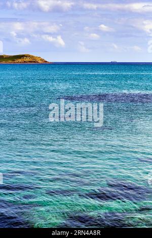 Kristallklares türkisfarbenes Wasser, unbewohnte felsige Inseln am Horizont, kornische Karibik, St. Martins, Scilly-Inseln, Cornwall, England, Vereinigte Staaten Stockfoto