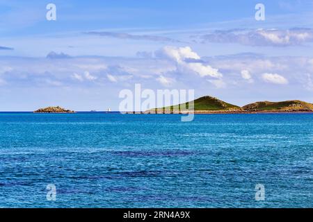 Türkisfarbenes Wasser, unbewohnte felsige Inseln am Horizont, kornische Karibik, St. Martins, Scilly-Inseln, Cornwall, England, Vereinigtes Königreich Stockfoto