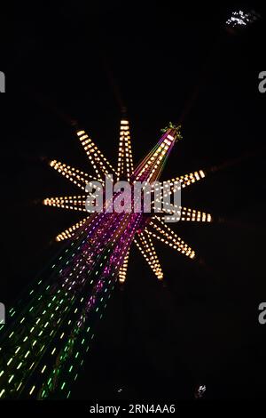 ORLANDO, Florida, USA – der Orlando StarFlyer erleuchtet den Nachthimmel im Icon Park in Orlando, Florida. Mit einer Höhe von 450 Metern ist der StarFlyer die höchste Schaukel der Welt. Die Attraktion bietet den Besuchern einen Panoramablick auf die Stadt und die Unterhaltungsviertel von Orlando. Stockfoto