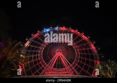 ORLANDO, Florida, USA – das Orlando Eye, heute bekannt als das Rad im Icon Park, erleuchtet den Nachthimmel in Orlando, Florida. Dieses 400 Meter hohe Aussichtsrad bietet einen Panoramablick auf die Stadt und die umliegenden Sehenswürdigkeiten. Die farbenfrohen LED-Leuchten sorgen für eine auffällige visuelle Anzeige vor dem dunklen Himmel. Stockfoto