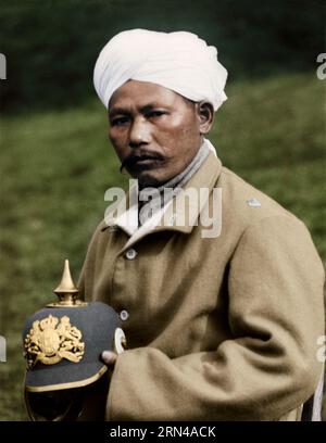 Indischer Offizier verwundet, in einem der Militärkrankenhäuser für indische Soldaten in Brighton, mit deutschem Offiziershelm, den er in Neuve CHAP gefangen hat Stockfoto