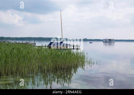 Segelboot und Ausflugsboot auf dem Zwischenahner Meer, Bad Zwischenahn, Niedersachsen, Deutschland Stockfoto