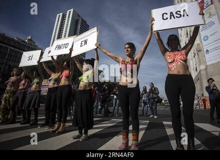 (150514) -- BUENOS AIRES, 14. Mai 2015 -- weibliche Mitglieder der argentinischen Vereinigung unabhängiger Hebammen (AAPI) und Mütter, die in ihren Häusern geboren haben, nehmen an einem Protest Teil, der am 14. Mai 2015 außerhalb des argentinischen Gesundheitsministeriums in Buenos Aires, der Hauptstadt Argentiniens, stattfand. Der Protest wurde durchgeführt, um gegen den Vorschlag des Gesundheitsministeriums zu drängen, neue Beschränkungen und Vorschriften für Hausgeburten einzuführen, so die Organisatoren. Martin Zabala) (jg) ARGENTINA-BUENOS AIRES-SOCIETY-PROTEST e MARTINxZABALA PUBLICATIONxNOTxINxCHN 150514 Buenos Aires 14. Mai 2 Stockfoto