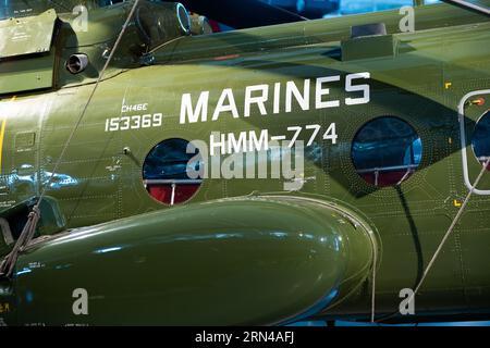 Sikorsky CH-46E Sea Knight Helicopter Udvar-Hazy Center Chantilly Virginia // CHANTILLY, Virginia, Vereinigte Staaten — Ein Sikorsky CH-46E Sea Knight Hubschrauber mit den Markierungen HMM-774 und MARINES ist im Steven F. Udvar-Hazy Center des Smithsonian National Air and Space Museum ausgestellt. Dieser Tandem-Rotor-Transporthubschrauber mit mittlerem Lift diente beim United States Marine Corps, was an der militärischen Identifikationsnummer 153369 auf dem Rumpf erkennbar ist. Das Flugzeug ist Teil der umfangreichen Sammlung militärischer Luftfahrt-Artefakte, die die technologische Entwicklung zeigen Stockfoto