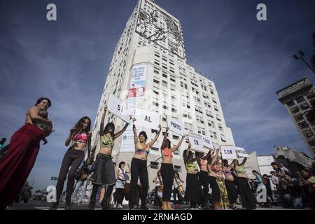 (150514) -- BUENOS AIRES, 14. Mai 2015 -- weibliche Mitglieder der argentinischen Vereinigung unabhängiger Hebammen (AAPI) und Mütter, die in ihren Häusern geboren haben, nehmen an einem Protest Teil, der am 14. Mai 2015 außerhalb des argentinischen Gesundheitsministeriums in Buenos Aires, der Hauptstadt Argentiniens, stattfand. Der Protest wurde durchgeführt, um gegen den Vorschlag des Gesundheitsministeriums zu drängen, neue Beschränkungen und Vorschriften für Hausgeburten einzuführen, so die Organisatoren. Martin Zabala) (jg) ARGENTINA-BUENOS AIRES-SOCIETY-PROTEST e MARTINxZABALA PUBLICATIONxNOTxINxCHN 150514 Buenos Aires 14. Mai 2 Stockfoto