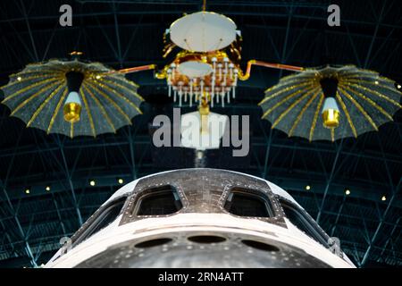 CHANTILLY, Virginia, USA – das Space Shuttle Discovery ist im Udvar-Hazy Center, einem nebengebäude des Smithsonian National Air and Space Museum, ausgestellt. Als einer der Flaggschiffe der NASA absolvierte die Discovery 39 Missionen über 27 Jahre vor ihrer Ausmusterung. Stockfoto