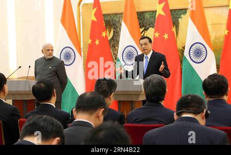 (150515) -- PEKING, 15. Mai 2015 -- der chinesische Premierminister Li Keqiang (R hinten) und der indische Premierminister Narendra Modi nehmen an einer gemeinsamen Pressekonferenz in der Großen Halle des Volkes in Peking, Hauptstadt Chinas, Teil, 15. Mai 2015. ) (Zkr) CHINA-BEIJING-LI KEQIANG-INDIA-MODI-PRESS CONFERENCE (CN) LiuxWeibing PUBLICATIONxNOTxINxCHN Peking 15. Mai 2015 Chinesischer Premierminister Keqiang r Rear- und indische Premierminister Narendra Modes nehmen an einer gemeinsamen Pressekonferenz in der Großen Halle der Prominenten in Peking, Hauptstadt Chinas, 15. Mai 2015 CCR China, links Keqiang, Indien Teil Pressekonferenz CN LiuxWe Stockfoto