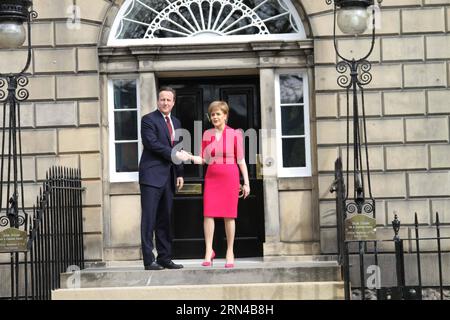 (150515) -- EDINBURGH, 15. Mai 2015 -- der britische Premierminister David Cameron (links) gibt am 15. Mai 2015 die Hand an die schottische Premierministerin Nicola Sturgeon im offiziellen Bute House des Scottish First Ministers in Edinburgh. Der britische Premierminister David Cameron traf am Freitag mit der schottischen Premierministerin Nicola Sturgeon zusammen, um die umstrittene Frage der Machtübertragung an Schottland zu erörtern.) GROSSBRITANNIEN-EDINBURGH-SCHOTTLAND-CAMERON GuoxChunju PUBLICATIONxNOTxINxCHN Edinburgh 15. Mai 2015 der britische Premierminister David Cameron hat BEI der die Hand mit der schottischen Premierministerin Nicola Sturgeon geschüttelt Stockfoto