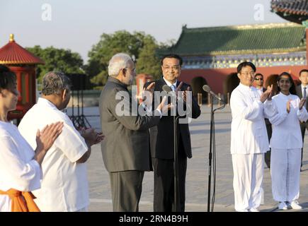 (150515) -- PEKING, 15. Mai 2015 -- der chinesische Premierminister Li Keqiang (4. L) und der indische Premierminister Narendra Modi (3. L) besuchen eine Taichi- und Yoga-Show im Himmelstempel in Peking, Hauptstadt Chinas, 15. Mai 2015. ) (Zkr) CHINA-BEIJING-LI KEQIANG-MODI-TAICHI UND YOGA SHOW(CN) MaxZhancheng PUBLICATIONxNOTxINxCHN Peking 15. Mai 2015 Chinesischer Premier links Keqiang 4. L und indische Premierminister Narendra Modes 3. L besuchen eine Tai Chi und Yoga Show IM Himmelstempel in Peking Hauptstadt von China 15. Mai 2015 CCR China Keqiang Modes Tai Chi und Yoga Show CN MaxZhancheng PUBLICAT Stockfoto