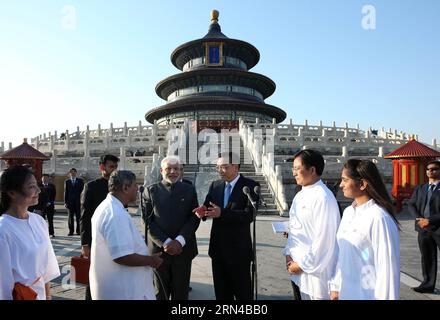 (150515) -- PEKING, 15. Mai 2015 -- der chinesische Premierminister Li Keqiang (4. R) und der indische Premierminister Narendra Modi (5. R) besuchen eine Taichi- und Yoga-Show im Himmelstempel in Peking, Hauptstadt Chinas, 15. Mai 2015. ) (Zkr) CHINA-BEIJING-LI KEQIANG-MODI-TAICHI UND YOGA-SHOW(CN) PangxXinglei PUBLICATIONxNOTxINxCHN Peking 15. Mai 2015 Chinesischer Premier verließ Keqiang 4. R und indische Premierminister Narendra Modes 5. R besuchte eine Tai Chi- und Yoga-Show IM Himmelstempel in Peking Hauptstadt von China verließ Peking am 15. Mai 2015 CCR China Peking Keqiang Modes Tai Chi und Yoga zeigen CN PangxXinglei PUBLICAT Stockfoto