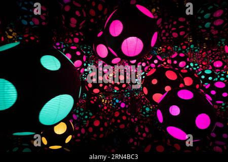 Yayoi Kusama Infinity Room Hirshhorn Museum Washington DC // WASHINGTON DC - einer der innovativen Infinity Zimmer, die Teil der Ausstellung „One with Eternity“ von Yayoi Kusama im Smithsonian Hirshhorn Museum ist. Diese Arbeit der berühmten japanischen zeitgenössischen Künstlerin verkörpert ihren charakteristischen Stil, Polka Dots, Spiegel und unendliche Räume zu verschmelzen und die Verflechtungen von Leben und Kosmos zu betonen. Stockfoto