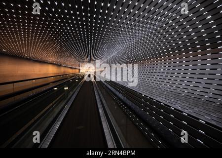 National Gallery of Art Multiverse Light Sculpture Washington DC // WASHINGTON DC — 'Multiverse' (2008) von Leo Villareal, eine immersive Lichtskulptur-Installation mit 41.000 computerprogrammierten LEDs, beleuchtet den 200 Fuß langen Concourse Walkway, der die Ost- und Westgebäude der National Gallery of Art verbindet Dieses dynamische Bildmaterial erzeugt ständig wechselnde Lichtmuster und verbindet programmierte Sequenzen mit Elementen des Zufalls. Stockfoto