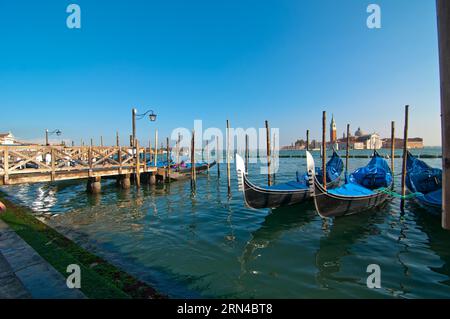 Venedig Italien Pittoresque Blick auf Gondeln mit Saint George Insel auf Hintergrund Stockfoto