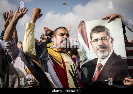 (150516) -- KAIRO, 16. Mai 2015 -- Aktenfoto vom 4. November 2013 zeigt Unterstützer des vertriebenen islamistischen Präsidenten Mohamed Mursi Protest vor der Kairo Police Academy, Ägypten. Ein ägyptisches Gericht verurteilte am Samstag den islamistischen Präsidenten Mohammed Mursi wegen Gefängnisbruch 2011 zum Tode. ÄGYPTEN-KAIRO-MURSI-PROZESS-DATEI PanxChaoyue PUBLICATIONxNOTxINxCHN Kairo 16. Mai 2015 Datei Foto aufgenommen AM 4. November 2013 zeigt Anhänger des vertriebenen islamistischen Präsidenten Mohamed Mursi Protest vor der Kairo Polizeiakademie Ägypten vor ägyptischem Gericht verurteilt AM Samstag vertriebenen islamistischen Präsidenten Mohammed Mursi zu de Stockfoto