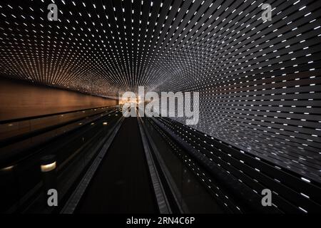 National Gallery of Art Multiverse Light Sculpture Washington DC // WASHINGTON DC — 'Multiverse' (2008) von Leo Villareal, eine immersive Lichtskulptur-Installation mit 41.000 computerprogrammierten LEDs, beleuchtet den 200 Fuß langen Concourse Walkway, der die Ost- und Westgebäude der National Gallery of Art verbindet Dieses dynamische Bildmaterial erzeugt ständig wechselnde Lichtmuster und verbindet programmierte Sequenzen mit Elementen des Zufalls. Stockfoto