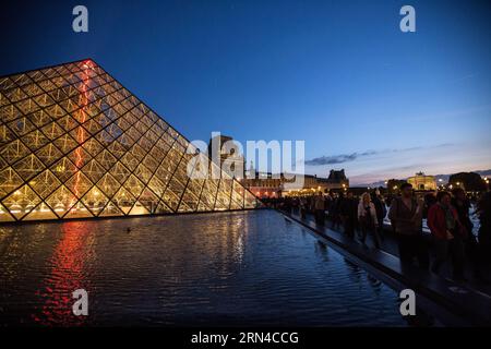 (150516) -- PARIS, 16. Mai 2015 -- Besucher warten anläßlich der Europäischen Nacht der Museen 2015 in Paris, Frankreich, am 16. Mai 2015 in der Warteschlange, um das Louvre Museum kostenlos zu betreten. ) FRANKREICH-PARIS-EUROPÄISCHE NACHT DER MUSEEN NicolasxKovarik PUBLICATIONxNOTxINxCHN Paris 16. Mai 2015 Besucher warten in der Warteschlange, um das Louvre Museum kostenlos ZU betreten anlässlich der Europäischen Nacht des Museums 2015 in Paris Frankreich 16. Mai 2015 Frankreich Paris Europäische Nacht des Museums PUBLICATIONxNOTxINxCHN Stockfoto