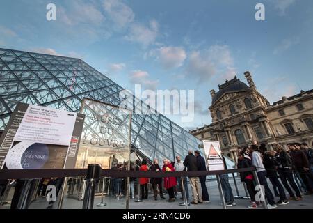 (150516) -- PARIS, 16. Mai 2015 -- Besucher warten anläßlich der Europäischen Nacht der Museen 2015 in Paris, Frankreich, am 16. Mai 2015 in der Warteschlange, um das Louvre Museum kostenlos zu betreten. ) FRANKREICH-PARIS-EUROPÄISCHE NACHT DER MUSEEN NicolasxKovarik PUBLICATIONxNOTxINxCHN Paris 16. Mai 2015 Besucher warten in der Warteschlange, um das Louvre Museum kostenlos ZU betreten anlässlich der Europäischen Nacht des Museums 2015 in Paris Frankreich 16. Mai 2015 Frankreich Paris Europäische Nacht des Museums PUBLICATIONxNOTxINxCHN Stockfoto