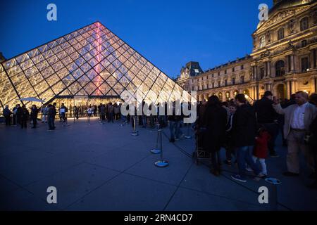 (150516) -- PARIS, 16. Mai 2015 -- Besucher warten anläßlich der Europäischen Nacht der Museen 2015 in Paris, Frankreich, am 16. Mai 2015 in der Warteschlange, um das Louvre Museum kostenlos zu betreten. ) FRANKREICH-PARIS-EUROPÄISCHE NACHT DER MUSEEN NicolasxKovarik PUBLICATIONxNOTxINxCHN Paris 16. Mai 2015 Besucher warten in der Warteschlange, um das Louvre Museum kostenlos ZU betreten anlässlich der Europäischen Nacht des Museums 2015 in Paris Frankreich 16. Mai 2015 Frankreich Paris Europäische Nacht des Museums PUBLICATIONxNOTxINxCHN Stockfoto