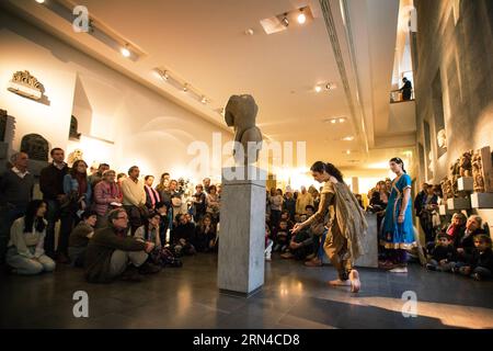 (150516) -- PARIS, 16. Mai 2015 -- Besucher genießen eine indische Tanzshow im Guimet Museum anlässlich der Europäischen Nacht der Museen 2015 in Paris, Frankreich, 16. Mai 2015. ) FRANKREICH-PARIS-EUROPÄISCHE NACHT DER MUSEEN NicolasxKovarik PUBLICATIONxNOTxINxCHN Paris 16. Mai 2015 Besucher genießen die indische Tanzshow im Guimet Museum anlässlich der Europäischen Nacht des Museums 2015 in Paris Frankreich 16. Mai 2015 Frankreich Paris Europäische Nacht des Museums PUBLICATIONxNOTxINxCHN Stockfoto