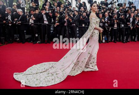 (150517) -- PEKING, 17. Mai 2015 -- die chinesische Schauspielerin Fan Bingbing posiert, als sie am 13. Mai 2015 zur Eröffnungszeremonie des 68. Cannes Film Festivals in Cannes ankommt. ) WÖCHENTLICHE AUSWAHL VON XINHUA FOTO ChenxXiaowei PUBLICATIONxNOTxINxCHN Peking 17. Mai 2015 Chinesische Schauspielerin Unterstützerin Bing Bing posiert als sie zur Eröffnungszeremonie des 68. Cannes Film Festivals in Cannes Frankreich AM 13. Mai 2015 kommt wöchentliche Auswahl von XINHUA Photo ChenxXiaowei PUBLICATIONxNOTxINxCHN Stockfoto