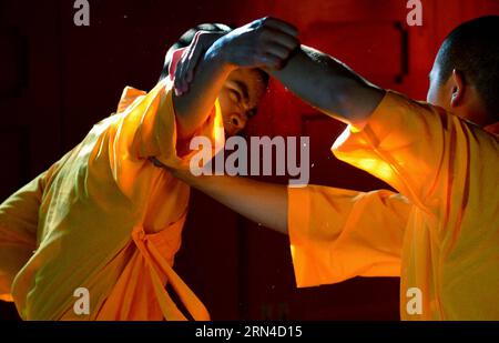 (150517) -- QUANZHOU, 17. Mai 2015 -- Mönche üben Kampfkunst im Quanzhou Shaolin Tempel in der Stadt Quanzhou, südöstliche Provinz Fujian, 13. Mai 2015. Der Quanzhou Shaolin-Tempel, auch South Shaolin-Tempel genannt, liegt im Osten des Qingyuan-Berges Quanzhou und ist der Geburtsort der Kampfkunst der South Shaolin, die sich seit den Ming-Dynastien (1368-1644) und Qing-Dynastien (1644-1911) auf Taiwan, Hongkong und Macao und sogar Südostasien ausgebreitet hat. Sie wird auch gemeinsam als Süd- und Nord-Shaolin bezeichnet, zusammen mit Songshan Shaolin Temple in der zentralchinesischen Provinz Henan. Zen, die Doktrin Stockfoto