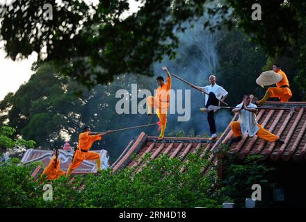 (150517) -- QUANZHOU, 17. Mai 2015 -- Ein Mönch übt Kampfkunst im Quanzhou Shaolin Tempel in der Stadt Quanzhou, südöstliche Provinz Fujian. Der Quanzhou Shaolin-Tempel, auch South Shaolin-Tempel genannt, liegt im Osten des Qingyuan-Berges Quanzhou und ist der Geburtsort der Kampfkunst der South Shaolin, die sich seit den Ming-Dynastien (1368-1644) und Qing-Dynastien (1644-1911) auf Taiwan, Hongkong und Macao und sogar Südostasien ausgebreitet hat. Sie wird auch gemeinsam als Süd- und Nord-Shaolin bezeichnet, zusammen mit Songshan Shaolin Temple in der zentralchinesischen Provinz Henan. Zen, die Doktrin überhaupt Stockfoto