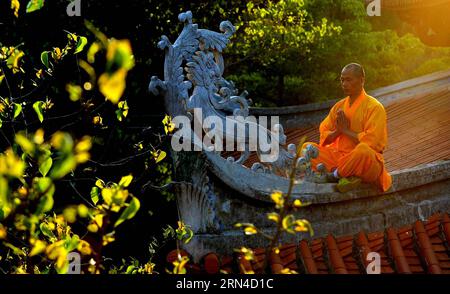 (150517) -- QUANZHOU, 17. Mai 2015 -- Ein Mönch meditiert auf einem Dach des Quanzhou Shaolin Tempels in Quanzhou City, südöstliche Provinz Fujian, 13. Mai 2015. Der Quanzhou Shaolin-Tempel, auch South Shaolin-Tempel genannt, liegt im Osten des Qingyuan-Berges Quanzhou und ist der Geburtsort der Kampfkunst der South Shaolin, die sich seit den Ming-Dynastien (1368-1644) und Qing-Dynastien (1644-1911) auf Taiwan, Hongkong und Macao und sogar Südostasien ausgebreitet hat. Sie wird auch gemeinsam als Süd- und Nord-Shaolin bezeichnet, zusammen mit Songshan Shaolin Temple in der zentralchinesischen Provinz Henan. Zen, der Doktor Stockfoto