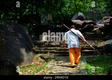 (150517) -- QUANZHOU, 17. Mai 2015 -- Ein Mönch wird auf seinem Weg gesehen, um Kampfkunst im Quanzhou Shaolin Tempel in Quanzhou Stadt, südöstliche chinesische Provinz Fujian, am 14. Mai 2015 auszuüben. Der Quanzhou Shaolin-Tempel, auch South Shaolin-Tempel genannt, liegt im Osten des Qingyuan-Berges Quanzhou und ist der Geburtsort der Kampfkunst der South Shaolin, die sich seit den Ming-Dynastien (1368-1644) und Qing-Dynastien (1644-1911) auf Taiwan, Hongkong und Macao und sogar Südostasien ausgebreitet hat. Sie wird auch gemeinsam als Süd- und Nord-Shaolin bezeichnet, zusammen mit Songshan Shaolin Temple im zentralchinesischen Henan Pro Stockfoto