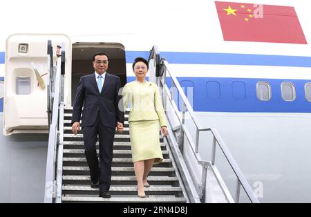 Der chinesische Premier Li Keqiang (L) und seine Frau, Prof. Cheng Hong, steigen aus, als sie am Flughafen Shannon, Irland, am 17. Mai 2015 ankommen. Der irische Finanzminister Michael Noonan, der chinesische Botschafter Xu Jianguo, begrüßte Li und seine Frau am Flughafen. Li kam hier am Sonntag für einen Transitbesuch nach Irland an, bevor er nach Lateinamerika für einen offiziellen Besuch in Brasilien ging. ) (Wjq) IRLAND-SHANNON-CHINA-LI KEQIANG-TRANSIT BESUCH HuangxJingwen PUBLICATIONxNOTxINxCHN der chinesische Premier verließ Keqiang l und seine Frau Prof Cheng Hong bei der Ankunft AM Flughafen Shannon Irland AM 17. Mai 2015 Iris Stockfoto