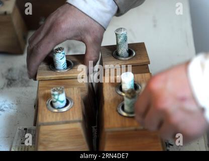 (150518) -- PEKING, 18. Mai 2015 -- Aktenfoto vom 14. März 2011 zeigt einen Arzt, der Moxa-Sticks in Liangzhou, Provinz Gansu im Nordwesten Chinas, füllt. Akupunktur und Moxibustion sind Formen der traditionellen chinesischen Medizin, die in China weit verbreitet sind und auch in Regionen Südostasiens, Europas und Amerikas vorkommen. Sie gehören zu den am weitesten verbreiteten chinesischen Therapien im Land und gewinnen im Westen zunehmend an Popularität. Die Theorie der Akupunktur und Moxibustion besagt, dass der menschliche Körper als kleines Universum fungiert, das durch Kanäle verbunden ist, und das durch phy Stockfoto