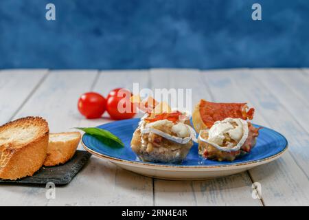 Pilze gefüllt mit Ziegenkäse und iberischem Rohschinken typisch spanische Tapa Stockfoto