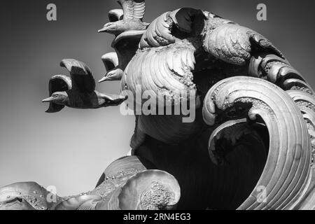 Navy-Merchant Marine Memorial in Arlington. Das Schwarzweiß-Foto zeigt die Kampfwelle und die Seevögel aus Aluminium. Stockfoto