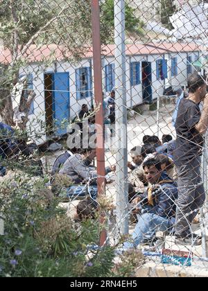 (150519) -- CHIOS, 19. Mai 2015 -- Immigranten werden im Immigrants Nationality Identification Center in Mersinidi, Chios, Griechenland, am 11. Mai 2015 gesehen. Chios ist eine kurze Seepassage in die Europäische Union, gegenüber der Türkei, 8 km in gerader Linie. Es ist eine der Inseln, deren Verkehr exponentiell gestiegen ist, mit mehr als 6.000 Immigranten, die im letzten Jahr auf See gerettet wurden, und mehr als 5.000 in den ersten Monaten von 2015 bis Anfang Mai, so die Inselpolizei. Seit über zwei Jahren, seit der Errichtung des Zauns an der griechisch-türkischen Grenze von Evros, ist der Zustrom von Einwanderern aus Stockfoto